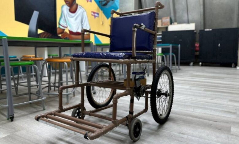 Alunos da EJA em São Paulo inovam ao construir cadeira de rodas inteligente com materiais reciclados
