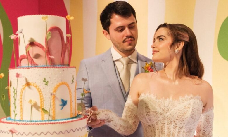 Casamento colorido em Goiânia com festa única de noiva designer que viraliza nas redes