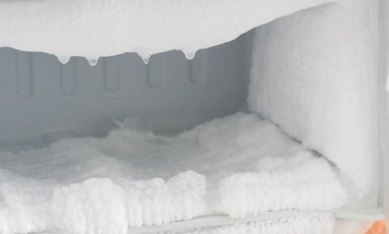 Como descongelar o freezer sem riscos: o método seguro indicado por técnicos