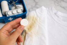 Comprimido do kit de primeiros socorros: truque viral promete remover manchas de suor e amarelado das roupas