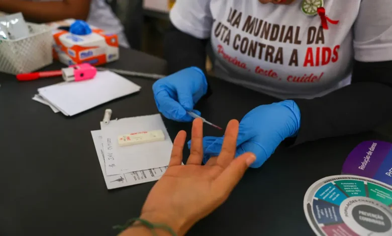 Estigma e desinformação sobre HIV ameaçam controle da doença no Brasil
