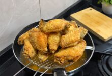 Frango frito: a técnica inusitada para crocância sem empanar e os cuidados essenciais