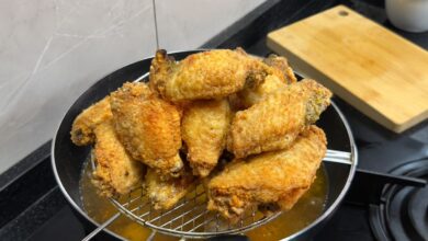 Frango frito: a técnica inusitada para crocância sem empanar e os cuidados essenciais