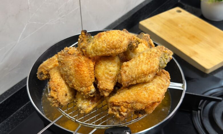 Frango frito: a técnica inusitada para crocância sem empanar e os cuidados essenciais