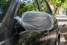 Por que motoristas cobrem o retrovisor do carro com saco plástico e como isso ajuda