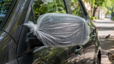 Por que motoristas cobrem o retrovisor do carro com saco plástico e como isso ajuda