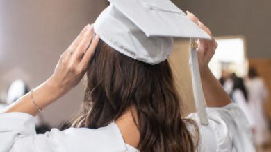 Decisão judicial em Goiás garante a estudante de Candomblé o direito de usar beca branca na formatura