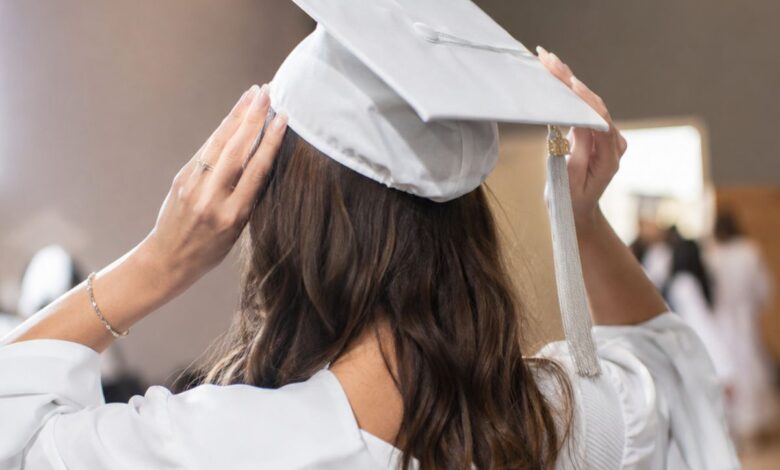 Decisão judicial em Goiás garante a estudante de Candomblé o direito de usar beca branca na formatura