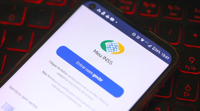 Governo federal destina R$ 547 milhões para ressarcir segurados do INSS por descontos indevidos.