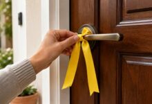 Fitilho amarelo na porta de casa: desvendando o simbolismo de uma antiga tradição