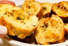 Receita expressa de pão de alho com azeite transforma o lanche da tarde em 5 minutos