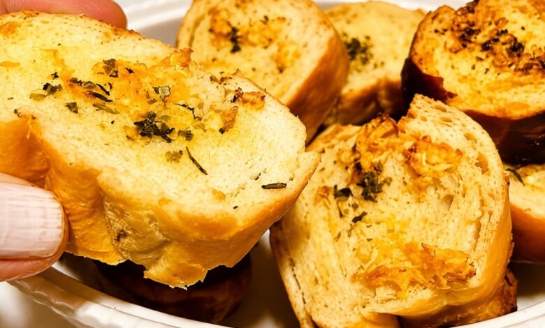 Receita expressa de pão de alho com azeite transforma o lanche da tarde em 5 minutos
