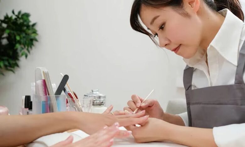 Manicures impulsionam o retorno às unhas naturais com técnicas que fortalecem e mantêm a elegância