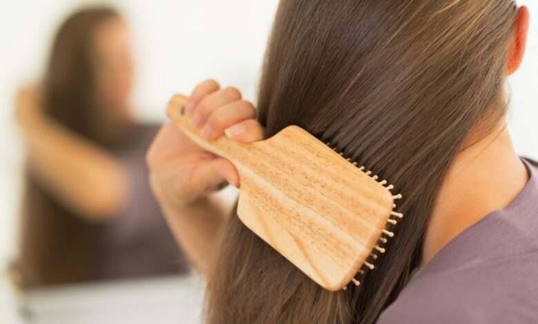 A técnica de limpeza capilar que dispensa shampoo e condicionador