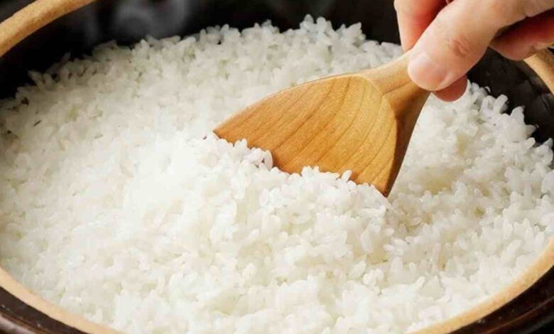 O segredo do vinagre no arroz: entenda como o truque garante grãos soltinhos