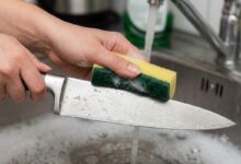 Por que usar o lado verde da esponja na faca é um erro que estraga o corte