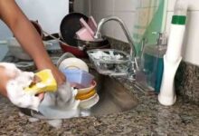 Lavar louça enquanto cozinha: 8 características psicológicas reveladas pelo hábito