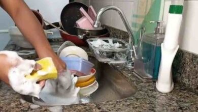 Lavar louça enquanto cozinha: 8 características psicológicas reveladas pelo hábito