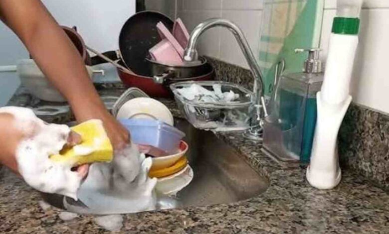 Lavar louça enquanto cozinha: 8 características psicológicas reveladas pelo hábito