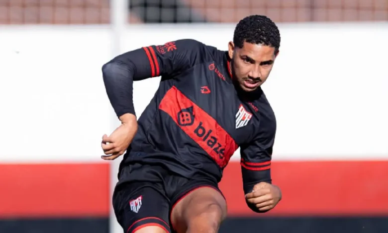 Léo Jacó, do Atlético, é emprestado ao Santa Clara e segue para o futebol português