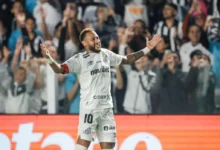 Neymar encerra jejum de gols pelo Santos e comemora com gesto de pôquer em resposta a críticas
