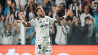Neymar encerra jejum de gols pelo Santos e comemora com gesto de pôquer em resposta a críticas