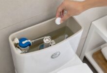 Pastilhas sanitárias na caixa acoplada: entenda o uso e os cuidados essenciais para a higiene do vaso