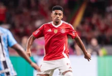 STJD suspende zagueiro do Internacional após lesão grave em Gabriel Pec