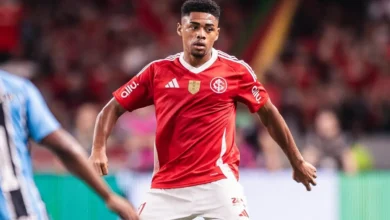 STJD suspende zagueiro do Internacional após lesão grave em Gabriel Pec