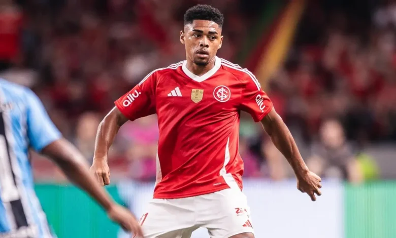 STJD suspende zagueiro do Internacional após lesão grave em Gabriel Pec