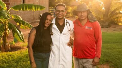 Superação na medicina: filho de agricultores celebra formatura na roça ao lado da família
