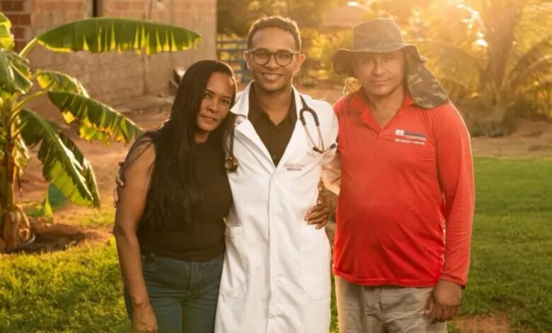 Superação na medicina: filho de agricultores celebra formatura na roça ao lado da família