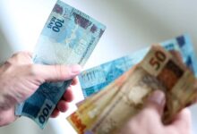 Trabalhador acionado nas férias garante pagamento em dobro por decisão da Justiça