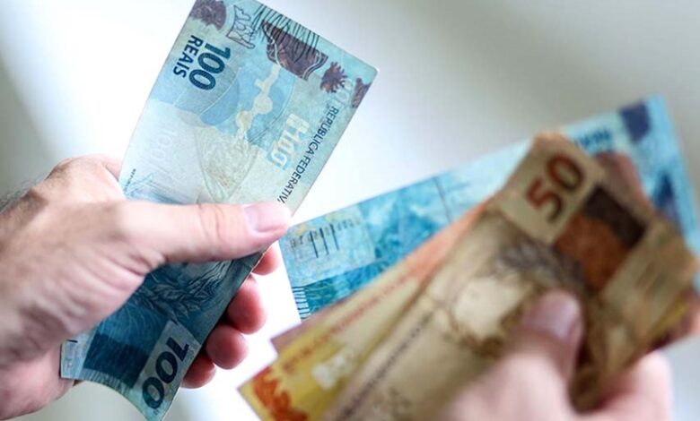 Trabalhador acionado nas férias garante pagamento em dobro por decisão da Justiça
