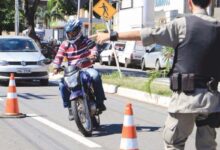 Uso de fones de ouvido por motociclistas gera polêmica e levanta dúvidas sobre a legislação