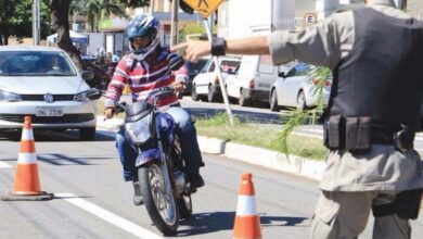 Uso de fones de ouvido por motociclistas gera polêmica e levanta dúvidas sobre a legislação