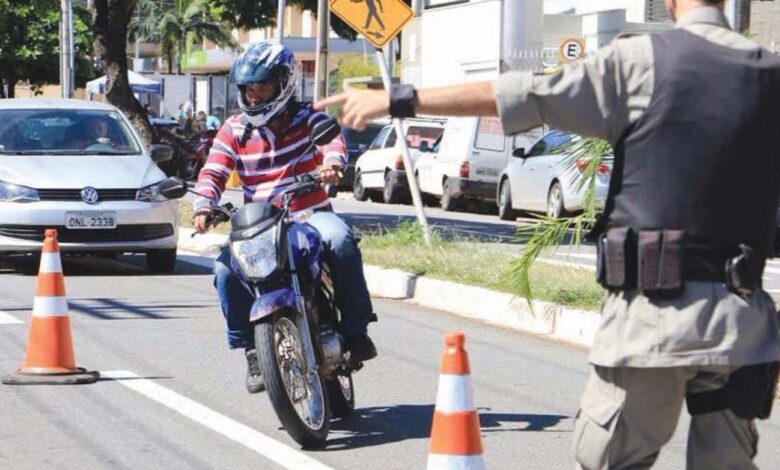 Uso de fones de ouvido por motociclistas gera polêmica e levanta dúvidas sobre a legislação