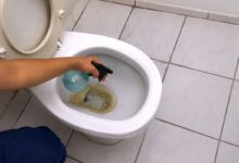 Vinagre branco: o aliado simples para eliminar o encrustado preto do vaso sanitário