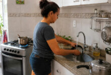 A psicologia por trás do hábito de lavar louça enquanto a comida cozinha