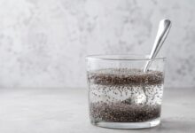 Água com sementes de chia: benefícios, mitos e o consumo ideal para a saúde
