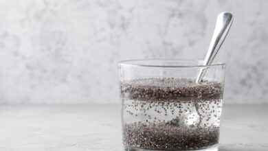 Água com sementes de chia: benefícios, mitos e o consumo ideal para a saúde