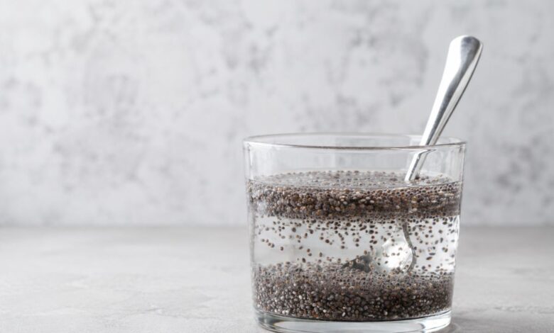 Água com sementes de chia: benefícios, mitos e o consumo ideal para a saúde
