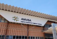 Anvisa proíbe fabricação e venda de cosméticos sem registro e alerta para riscos à saúde