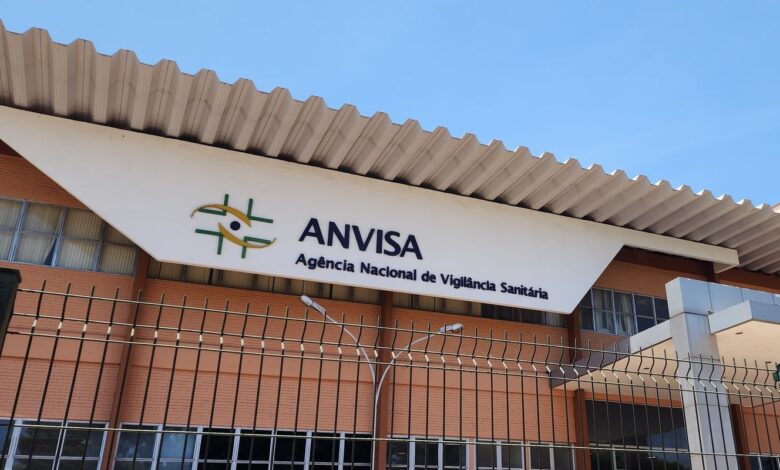 Anvisa proíbe fabricação e venda de cosméticos sem registro e alerta para riscos à saúde
