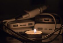 Apagão em casa: como carregar o celular e manter a comunicação em emergências
