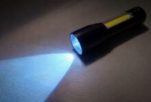 Aplicações da lanterna de luz azul: como ela revela o invisível em sua casa