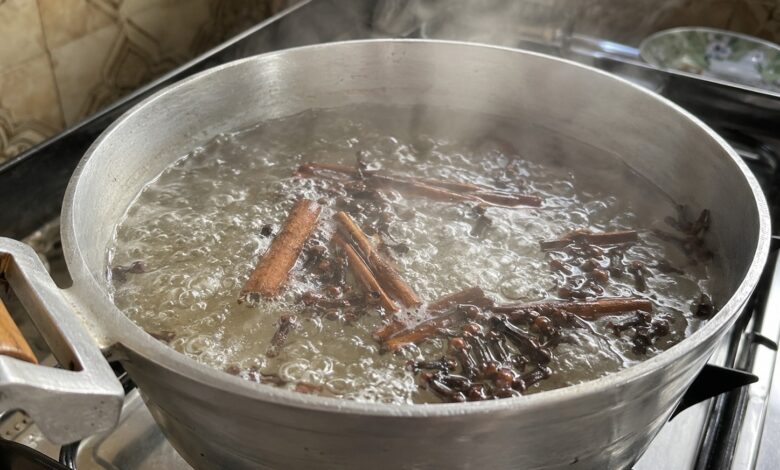 Aromatização natural: por que ferver louro, canela e cravo tornou-se um hábito doméstico