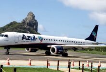 Azul é condenada a pagar indenização após alteração de voo prejudicar estudante