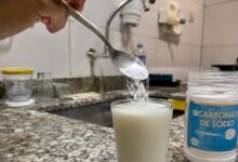 Bicarbonato de sódio e leite contra manchas de tinta: entenda a eficácia do método caseiro