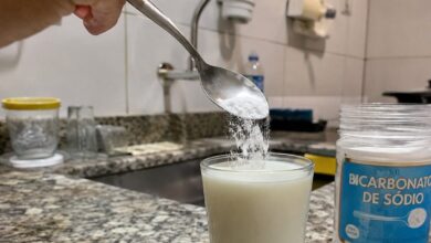 Bicarbonato de sódio e leite contra manchas de tinta: entenda a eficácia do método caseiro